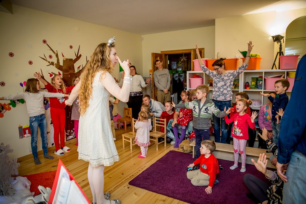 Gyviteatre Kalėdinis Spektaklis Vaikams Baltos Ir Pukuotos Miuziklas